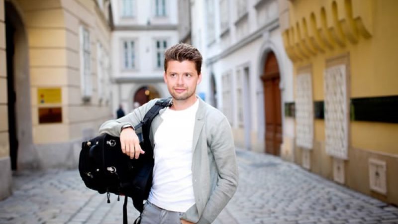 Bilde av Julian Rachlin ute i bygate