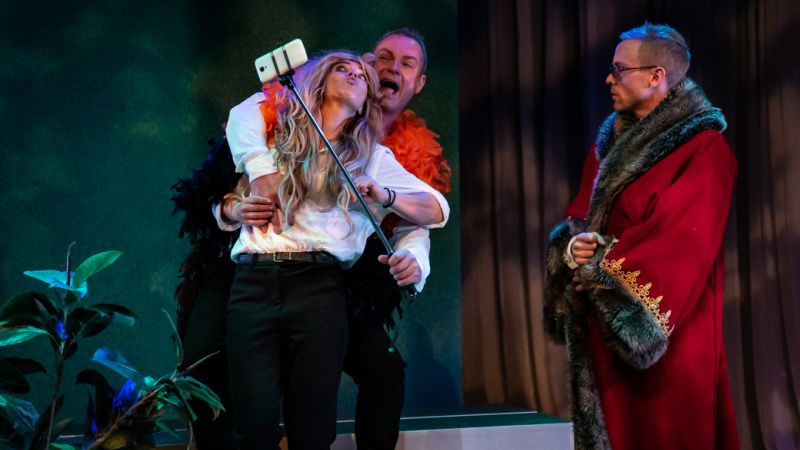 Skuespillerne i Henrik Ibsens samlede verker på 78 minutter på scenen