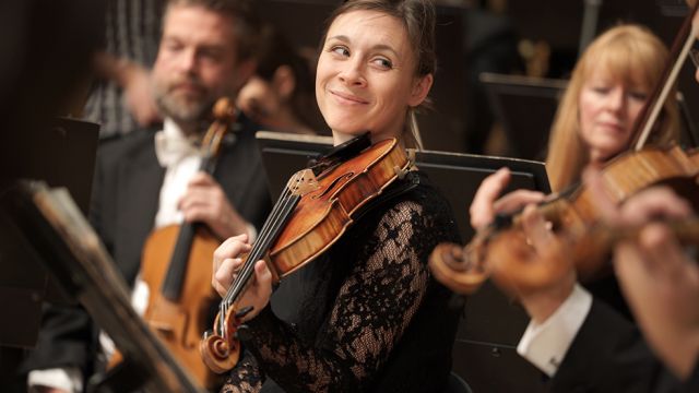 Bilde av Andrea Christiane Berglihn med fiolinen.