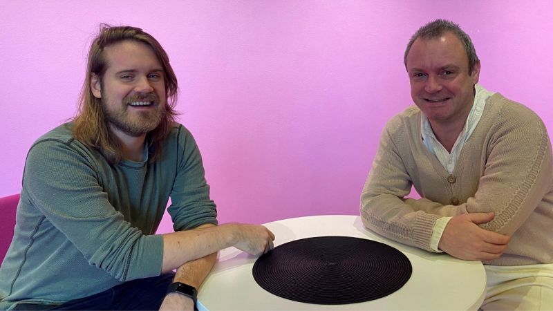 To personer rundt et bord