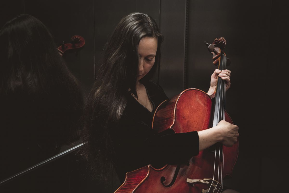 Illustrasjonsfoto av kvinne som spiller cello
