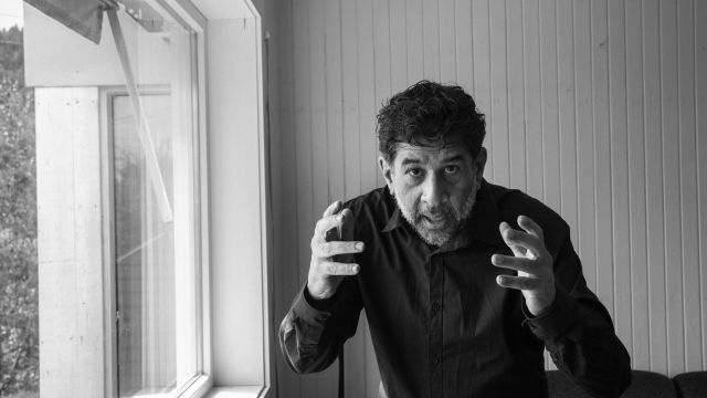 Bilde av Rolf Gupta gestikulerer svart-hvitt
