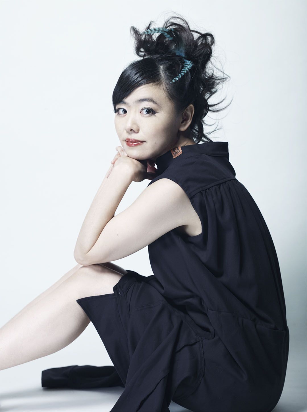 Bilde av Hiromi hvor hun sitter nede på gulvet