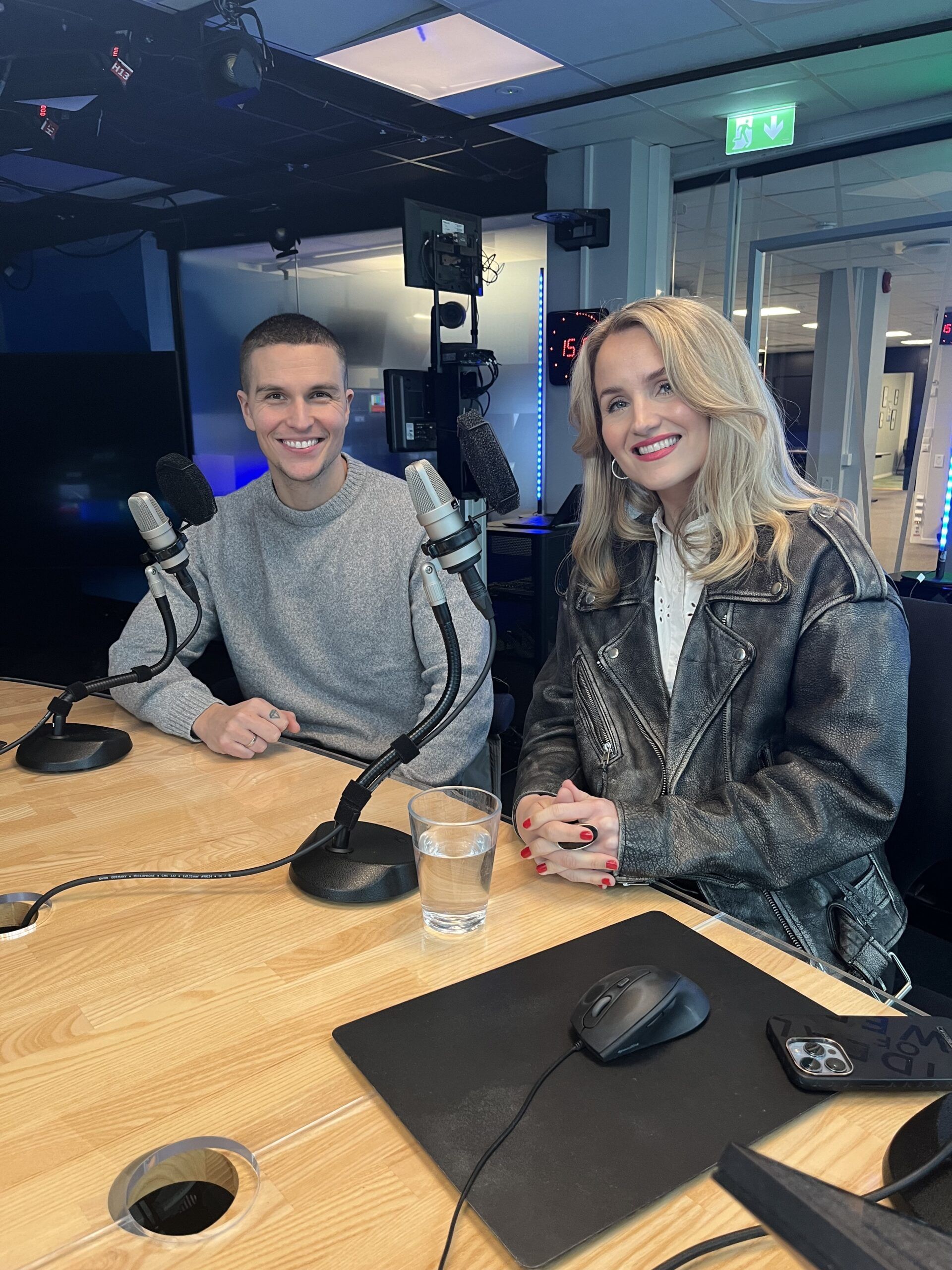 Atle Pettersen og Charlotte Brænna i studio hos NRK
