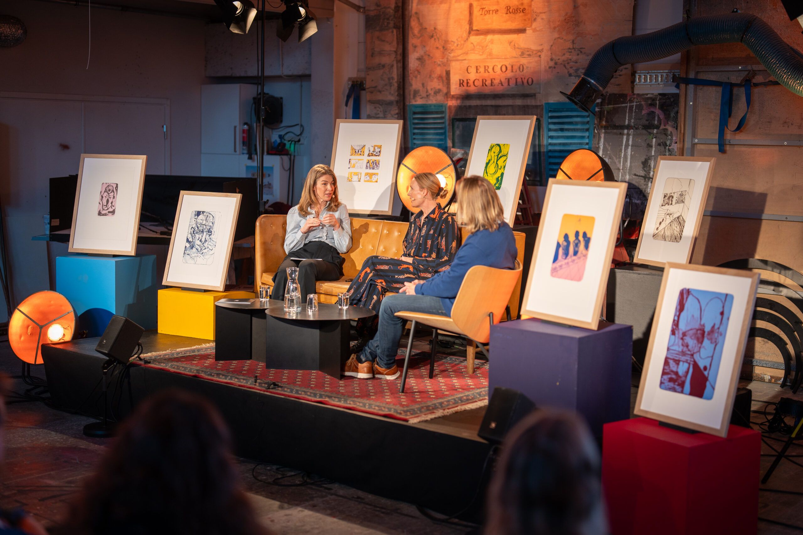 Teatersjef Valborg Frøysnes i sofaen i forbindelse med teaterlanseringen 2025