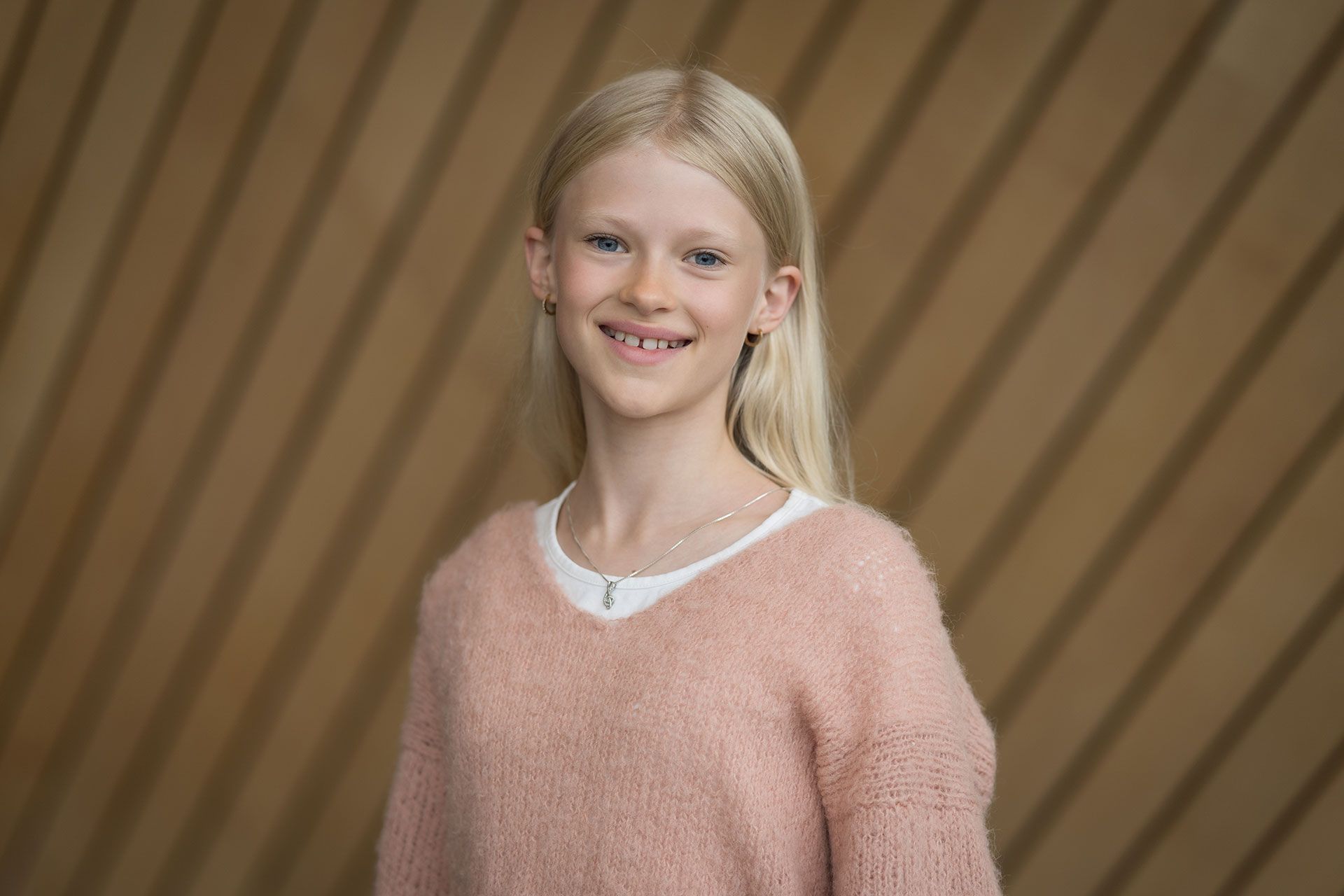 Portrettbilde av Malin-Amanda-Roaldsnes-Quale i Kildens foajé.