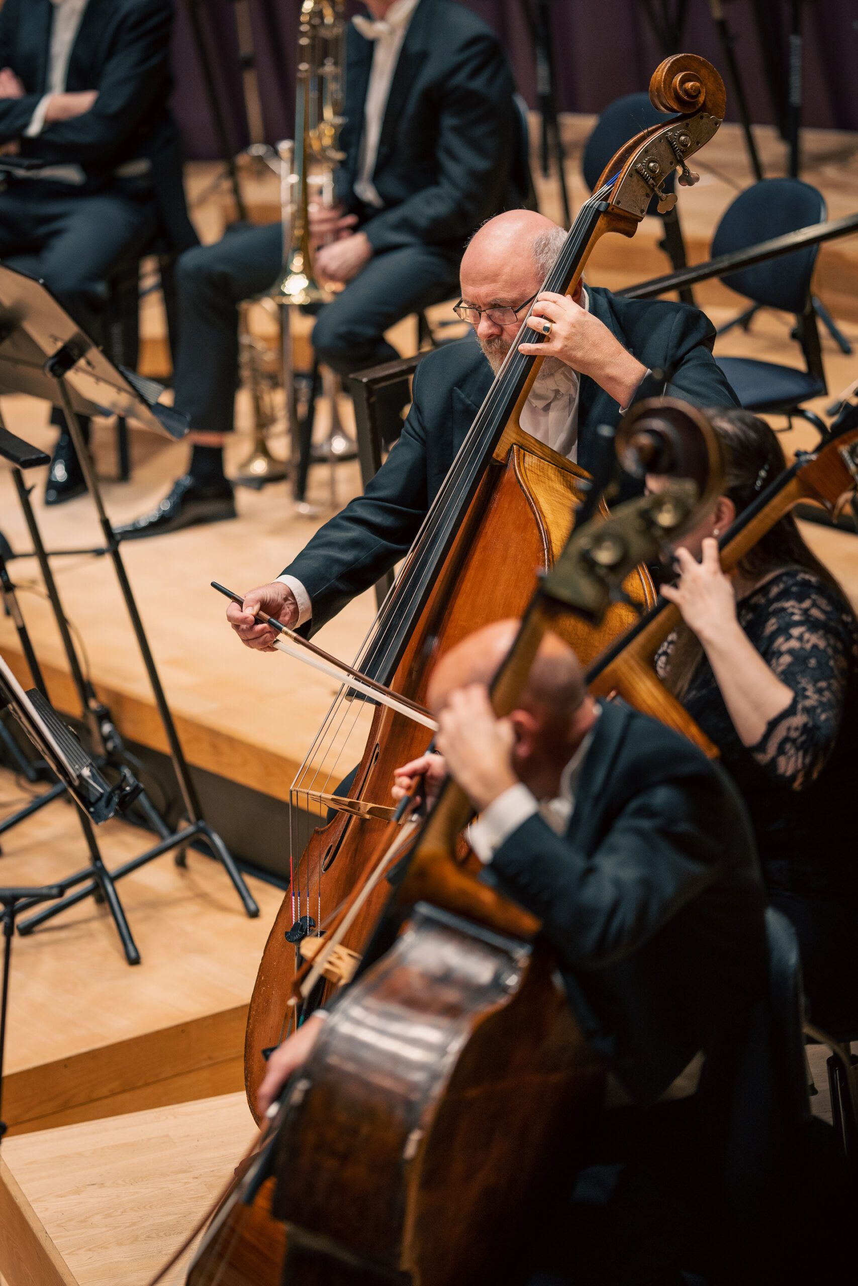 et utsnitt av et orkester på scenen som spiller