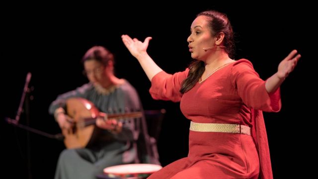 Musiker i bakgrunnen og fortellerkunstner