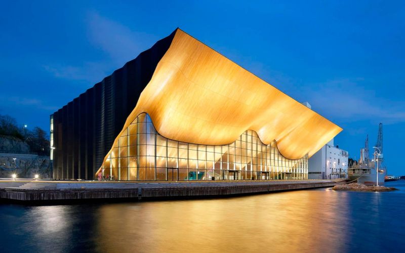 Bilde av Kilden-bygget på kvelden.