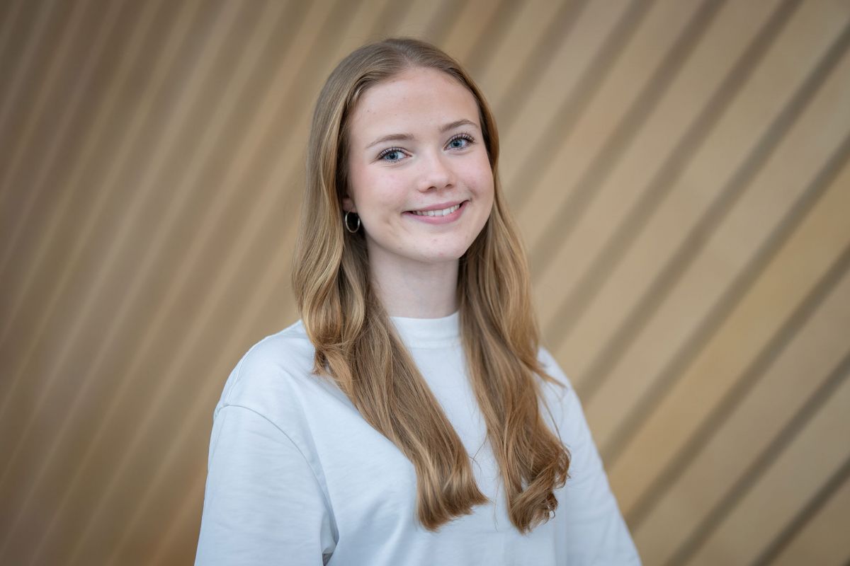 Portrettbilde av Olava Velure i Kildens foajé.