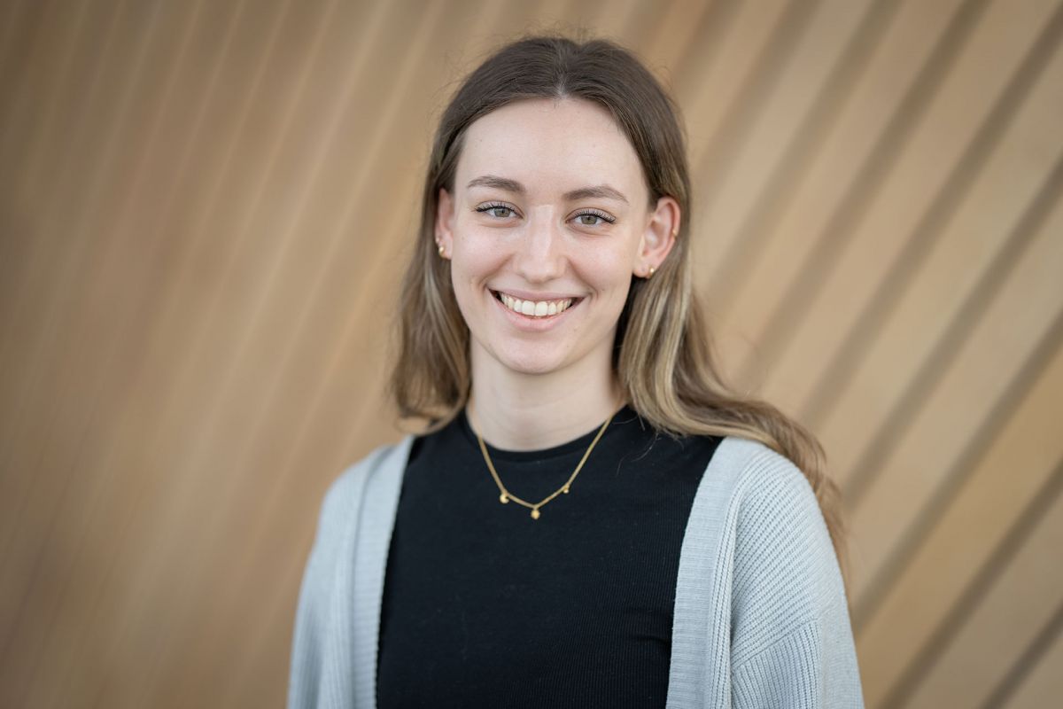 Portrettbilde av Ingrid Ose i Kildens foajé.