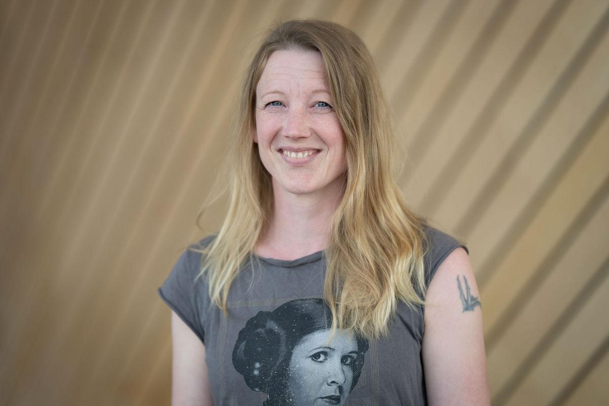 Portrettfoto av Kine-E.-H.-Kvendseth i Kildens foajé.