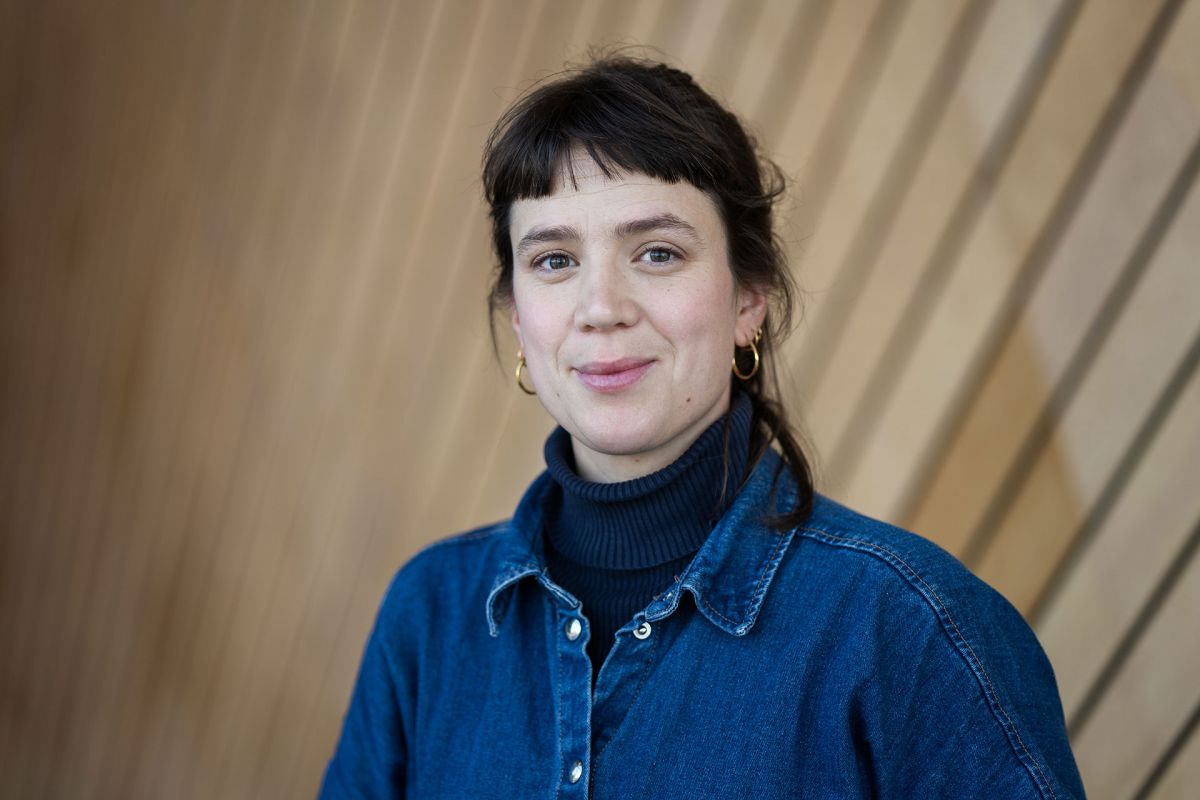 Portrettbilde av Kjersti Alm Eriksen i Kildens foajé.