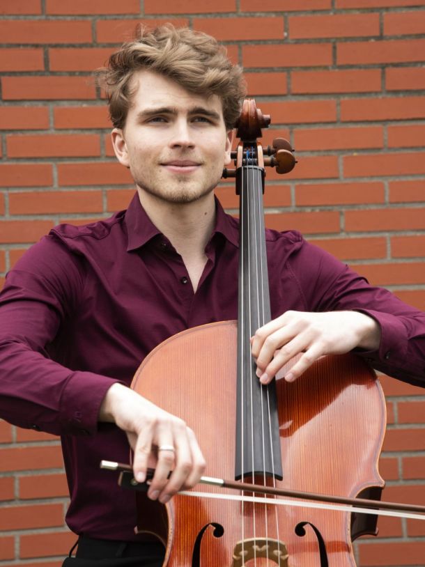 Mathias Pearson med Cello