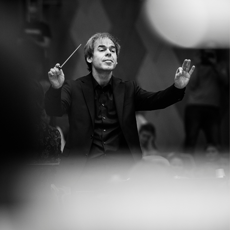 et bilde av dirigent i aksjon