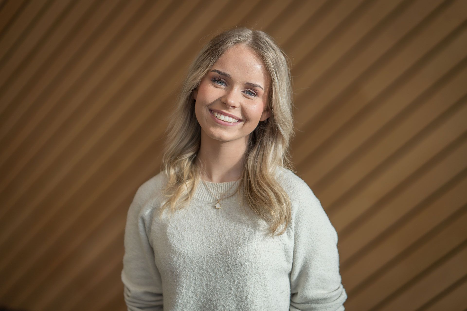 Portrettbilde av Emma-Pedersen-Kilane i Kildens foajé.