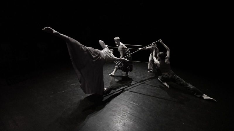 Sorthvitt fotografi av tre dansere