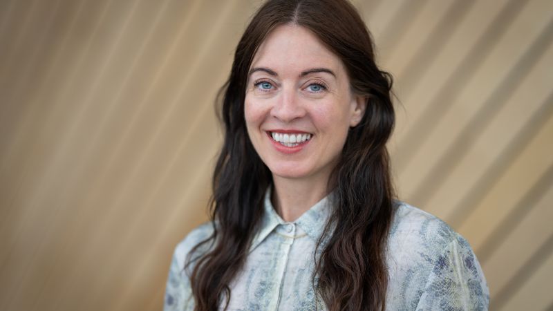 Portrettbilde av Veronica Brøvig Vallenes i Kildens foajé.
