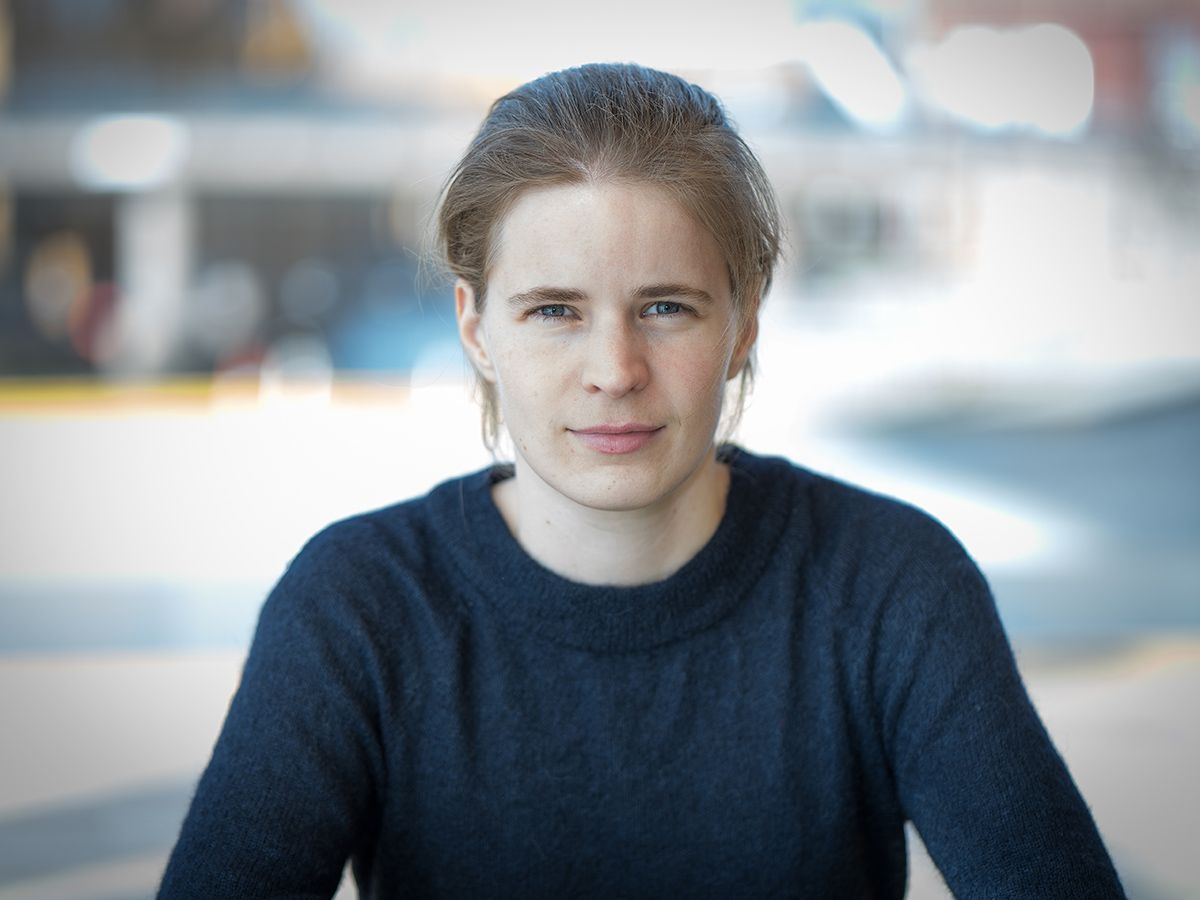 Bilde av kvinne med langt hår i hestehale som ser rett inn i kamera