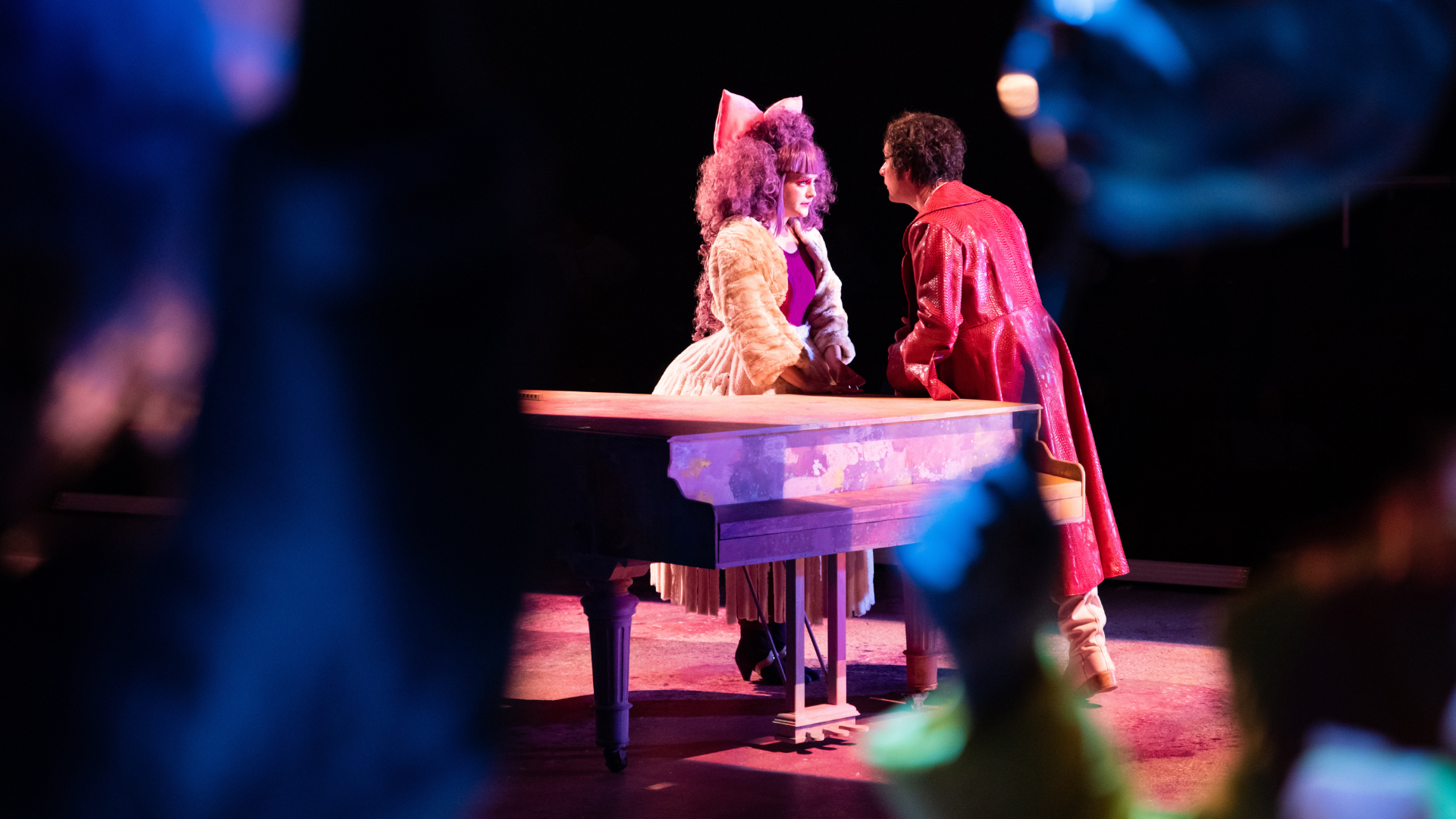 Kjente norske skuespillere i kostyme på scenen under musikkteateret Amadeus