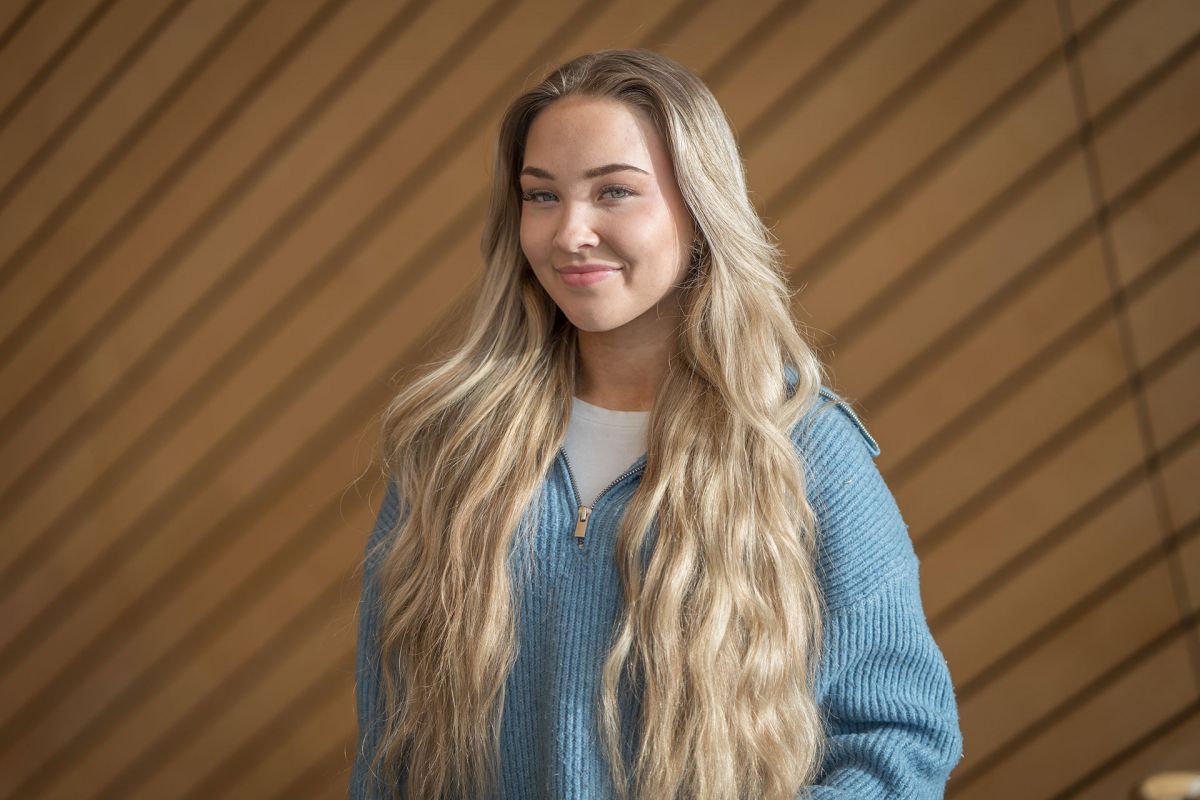 Portrettbilde av Linnea-Sunde-Mortensen i Kildens foajé