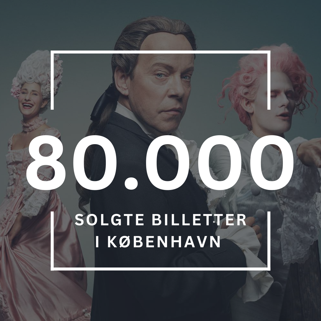 et bilde fra teateroppsetningen Amadeus i København med tekst oppå