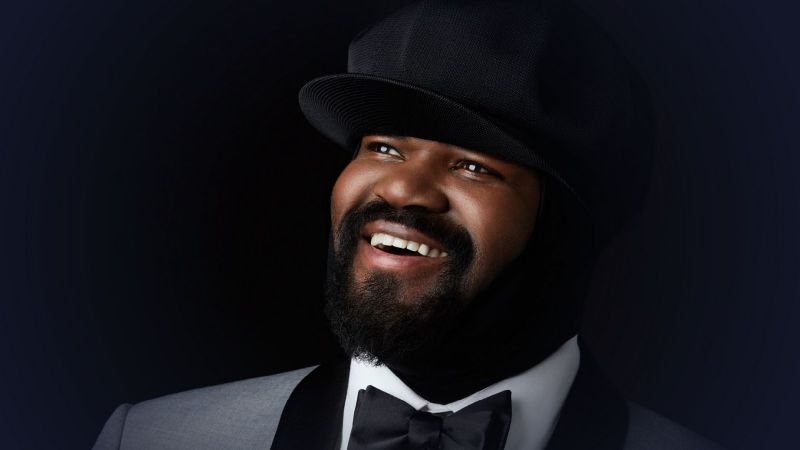 Smilende sanger med hatt