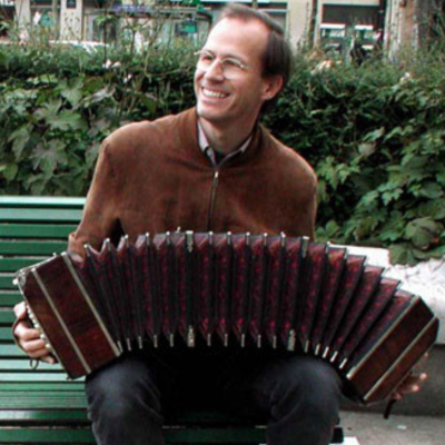 Per Arne Glorvigen på en benk