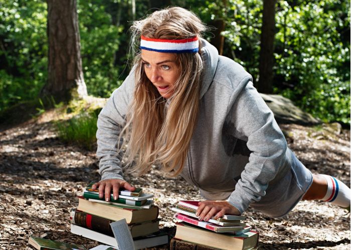 Bilde av Ann Ingrid Fuglestveit- Mortensen armhevinger på bøker i skogen