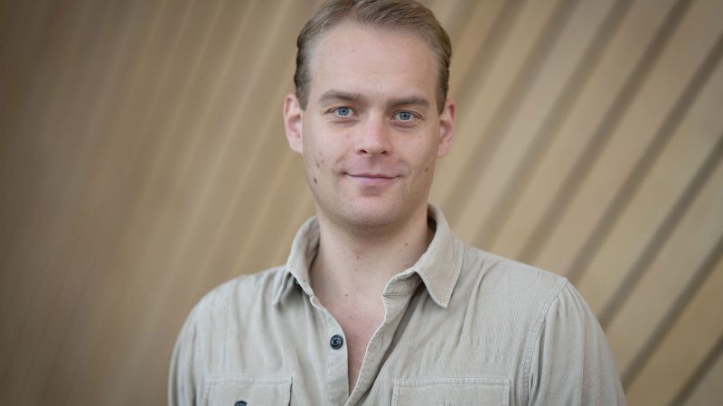 Portrettbilde av Eirik Langås Jørgensen i Kildens foajé