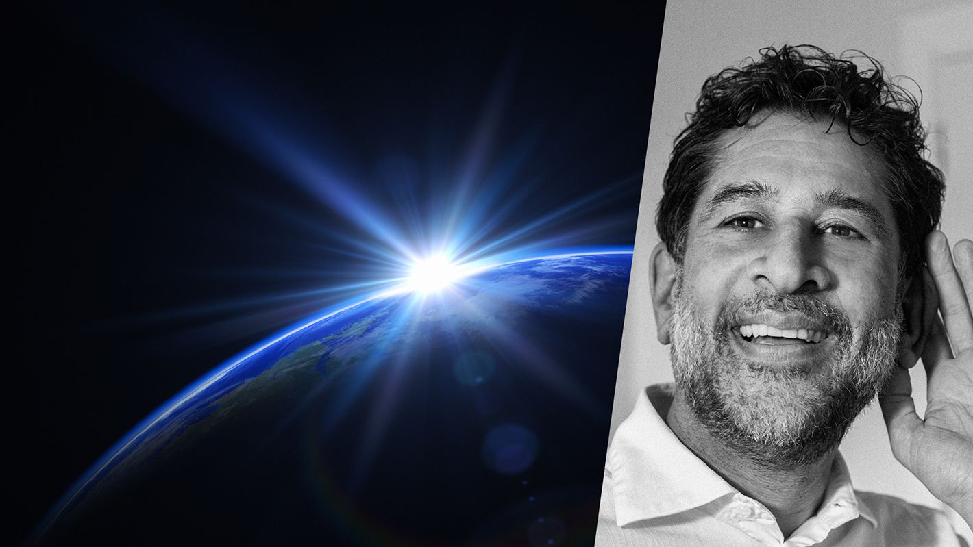 Bildecollage av jordklode sett fra verdensrommet og et bilde av en mann med mørkt hår som holder hånden til øret