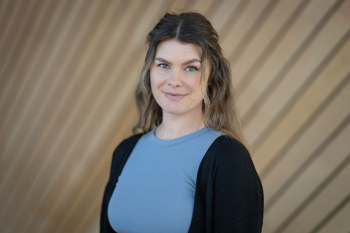 Portrettbilde av Justine Eikås i Kildens foajé.