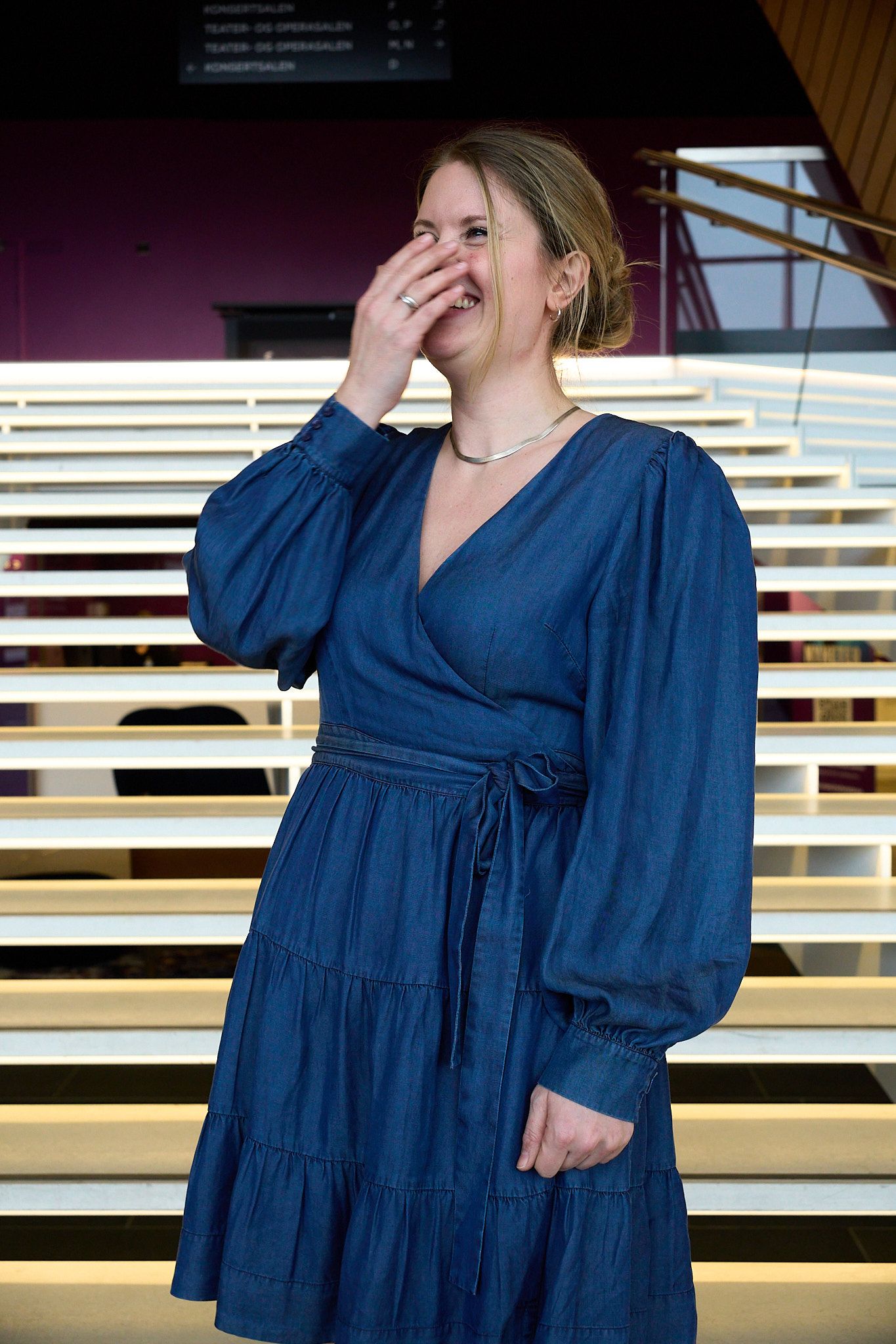 Fiolinist Henriette Lindstad Børven foran trappen i foajeen