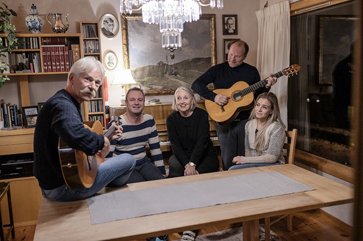 Som mentorer for forestillingen To i båden deler Anne Ma og Jan Erik Usterud sine erfaringer med skuespillerne Ann Ingrid Fuglestveit-Mortensen, Lars Emil Nielsen og gitarist Svein-Helge Vikse.