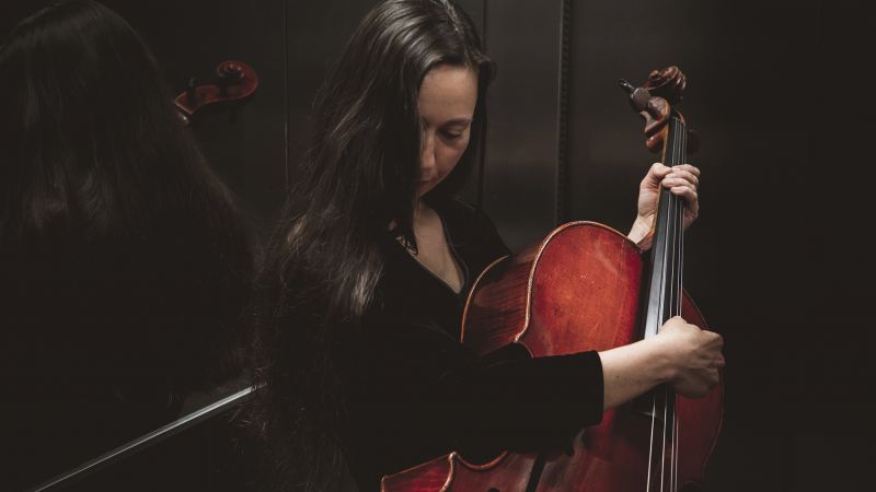 Illustrasjonsfoto av kvinne som spiller cello