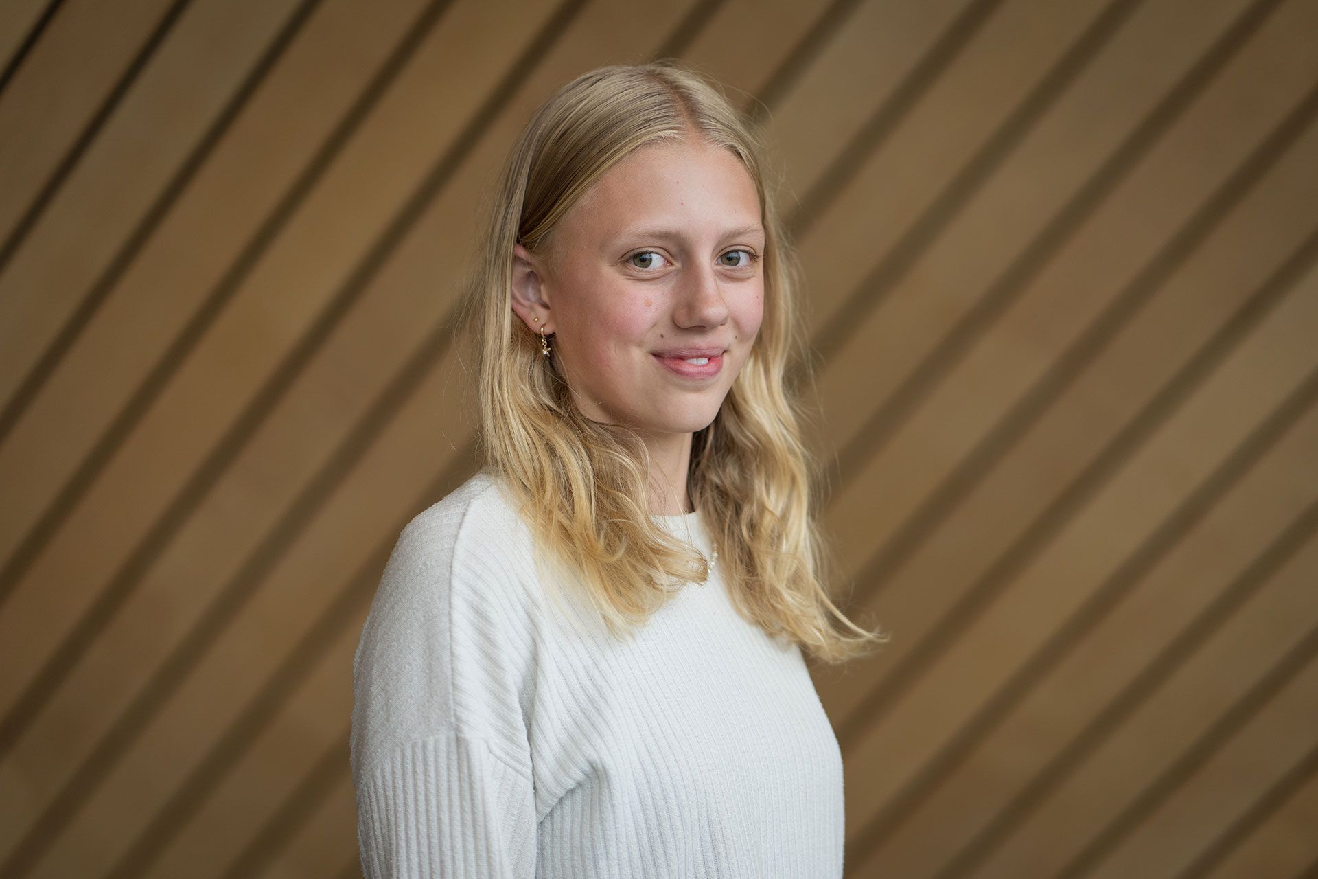Portrettbilde av Emma Bjerke Dalene i Kildens foajé.