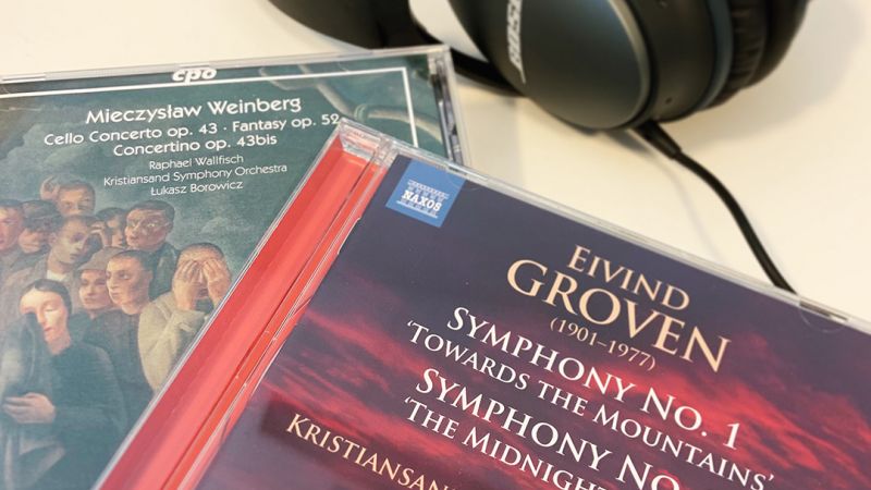 Bilde av to cder og et headset