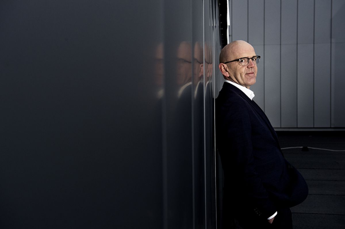 Bilde av Hans Antonsen ved sort vegg.