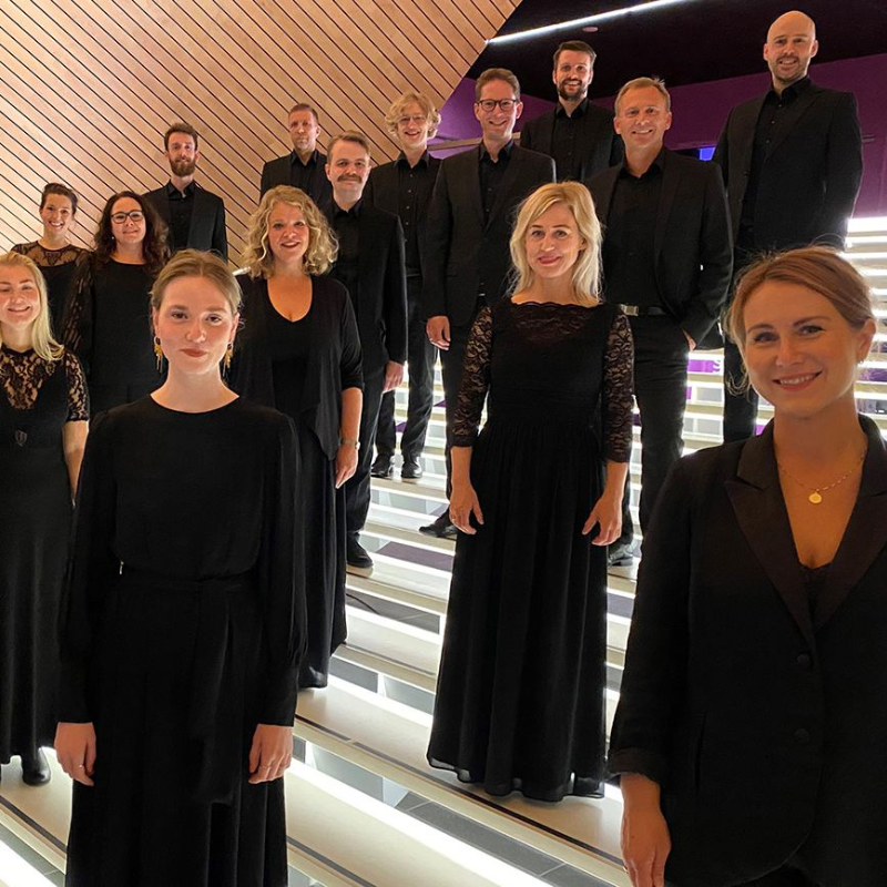 en gjeng med blide korsangere i trappen i Kilden teater og konserthus