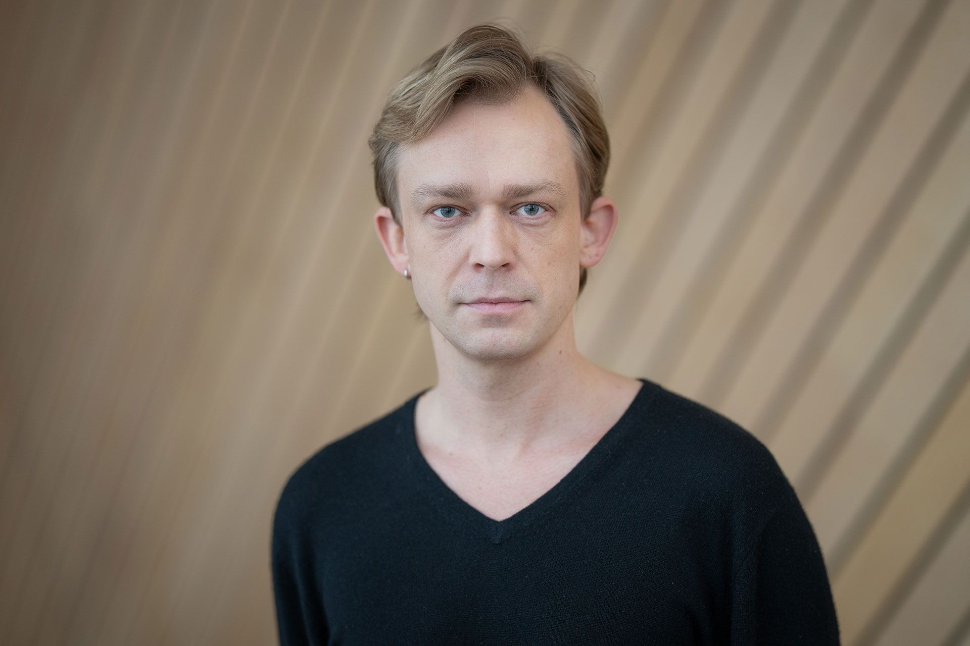 Bilde av mann med lyseblå skjorte og kort blondt hår.