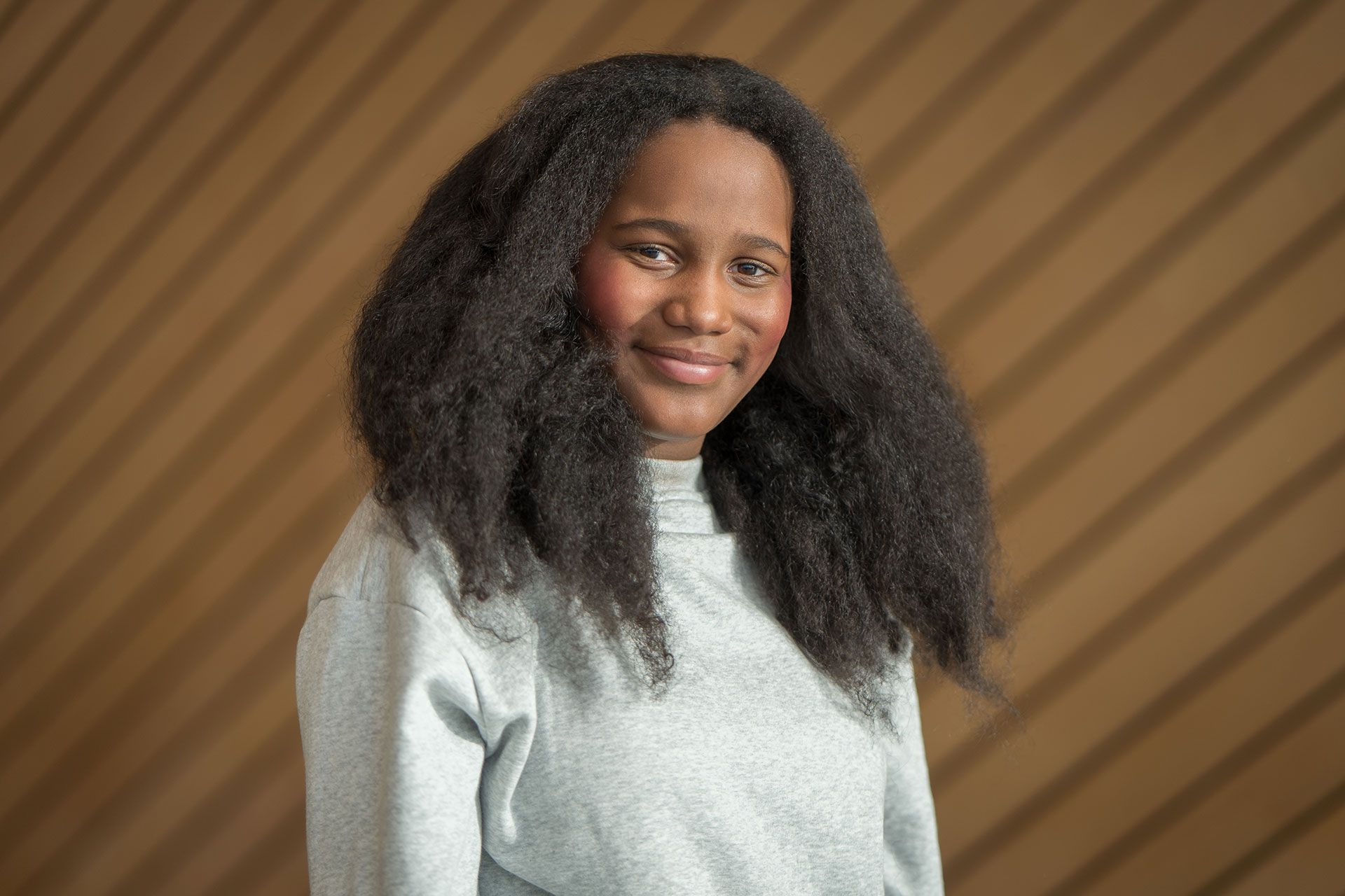 Portrettbilde av Naomi Alexandra Aboagye Helland i Kildens foajé.