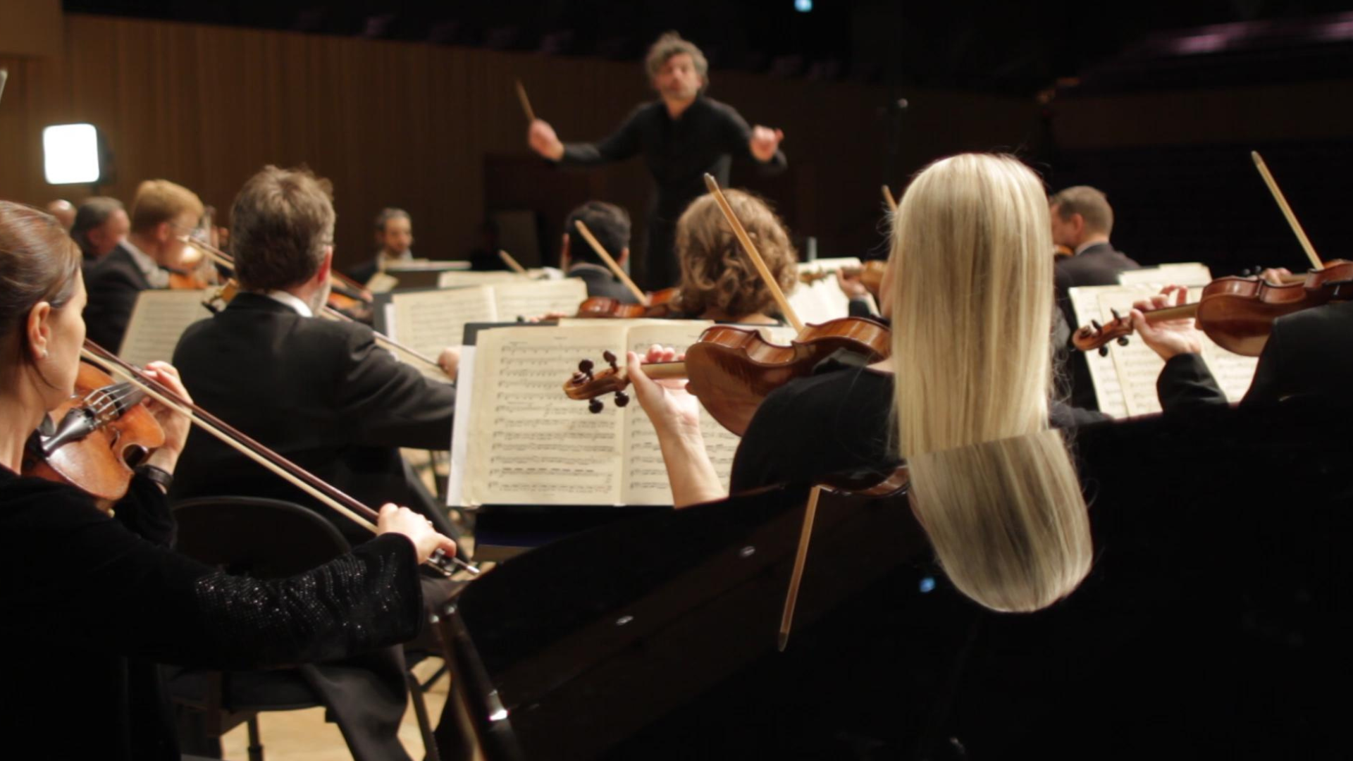 Nærbilde av musikere i KSO i pent tøy og med instrument