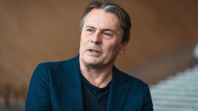 Bilde av konferansier Nils Terje Andersen i Kildens foaje