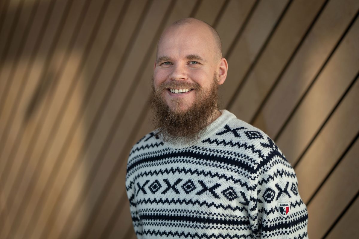Portrettbilde av skuespiller Thomas Askeland Svendsen i Kildens foajé.