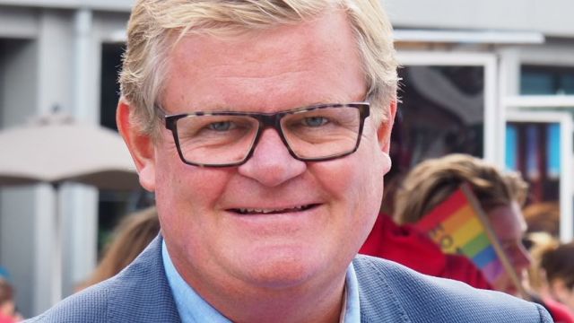 Bilde av Harald Furre. Mann med briller i blå dress.