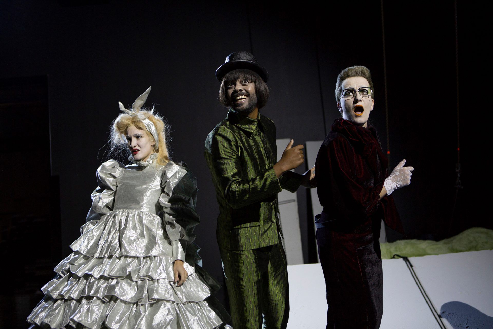 Isabel Timing, Khalid Mahamoud og Ulla Marie Broch i kostymer fra forestillingen Mysterier