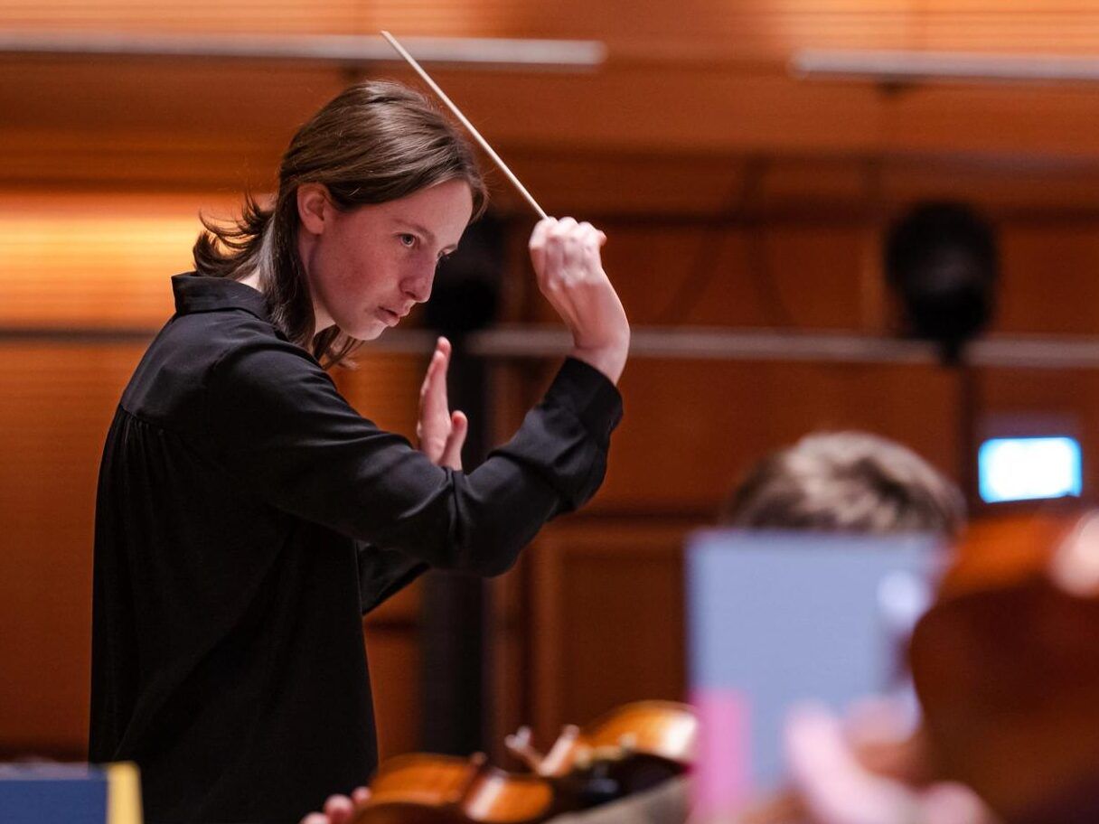 Dirigent Julie Røssland på podiet