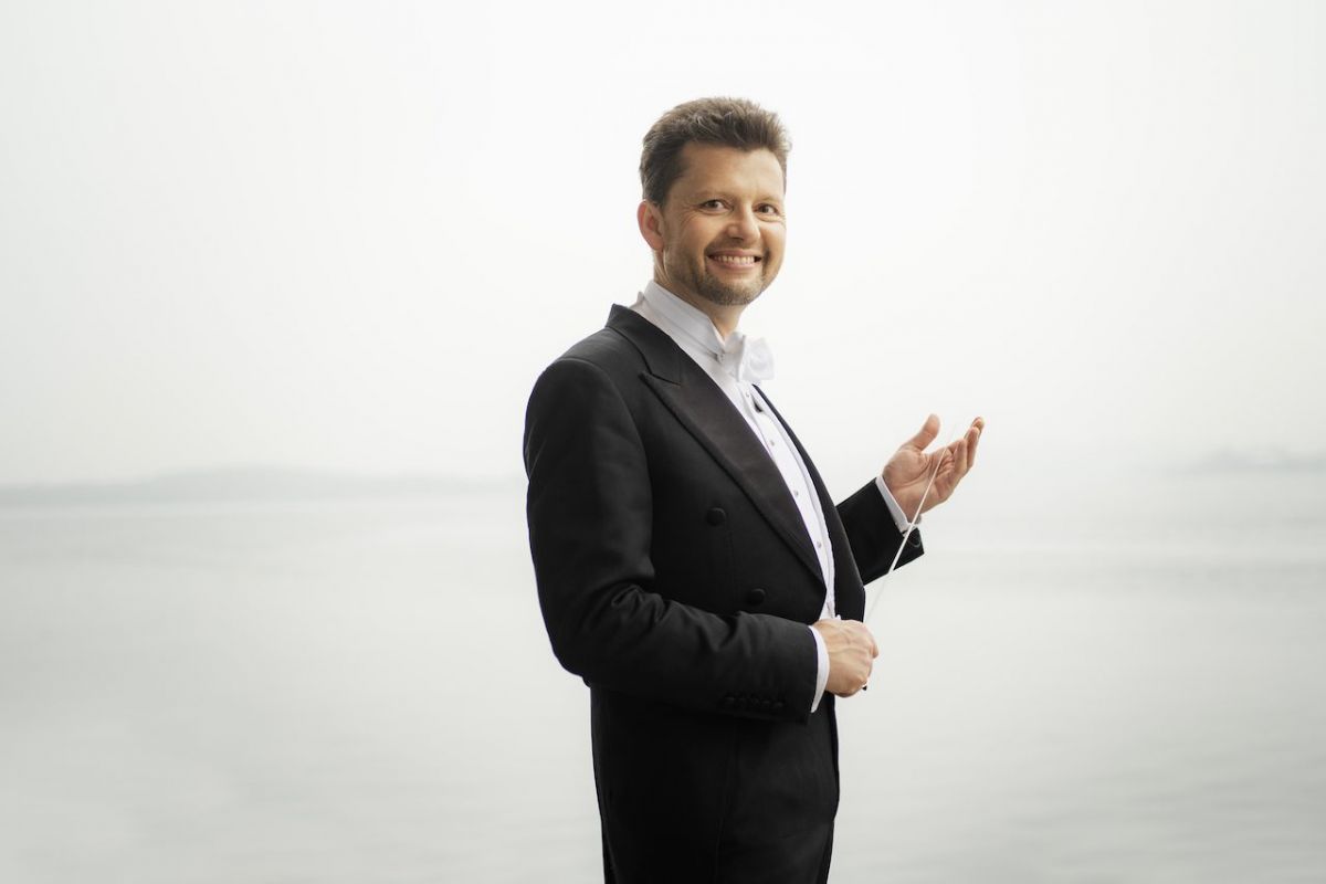 Bilde av Julian Rachlin pent kledd med dirigentpinne i hånden