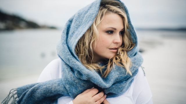 Bilde av Helene Bøksle ute på en strand