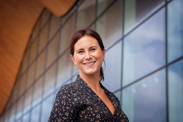 Portrettbilde av Marit-Tøndel-Bodsberg utenfor Kildens bølgevegg